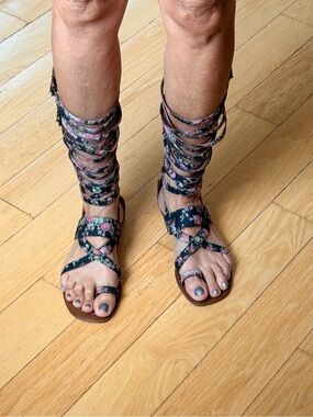 Floral Lace-Up Gladiator Sandals in Black and Pink